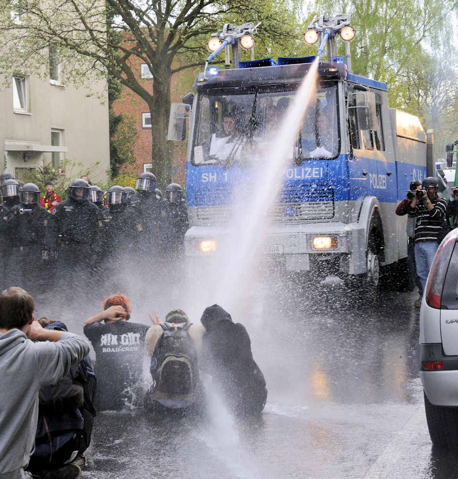 _DSC3920 Straßenblockade bei bei einer Demonstration, Wasserwerfer. | Nazidemonstration in Hamburg Barmbek - Proteste.